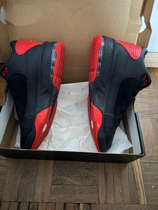Zapatillas Jordan Negras y Rojas