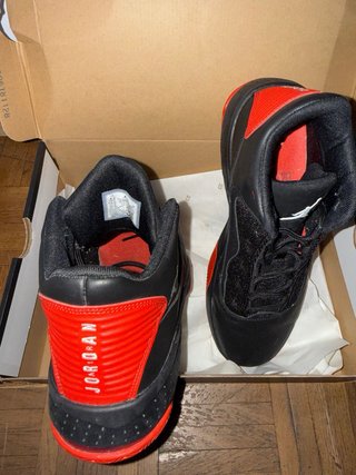 Zapatillas Jordan Negras y Rojas