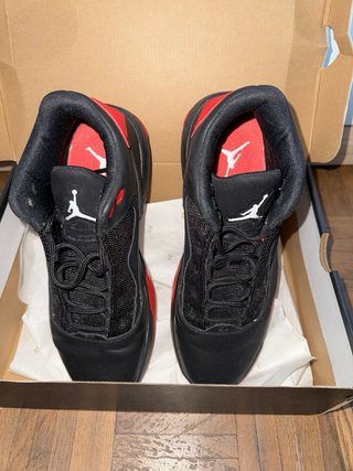 Zapatillas Jordan Negras y Rojas
