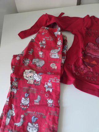 Pijama Hello Kitty Rojo y Rosa. 8 años