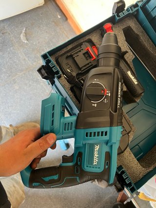 Martillo Percutor Makita con Maletín