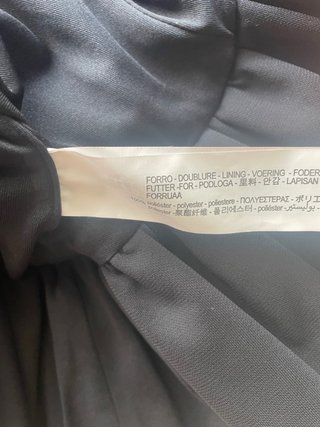 Vestido negro Zara con volantes