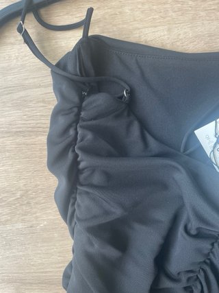 Vestido negro Zara con volantes