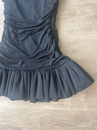 Vestido negro Zara con volantes