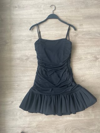 Vestido negro Zara con volantes