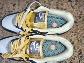 Air Max 1 Negro y Dorado
