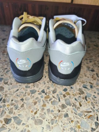 Air Max 1 Negro y Dorado