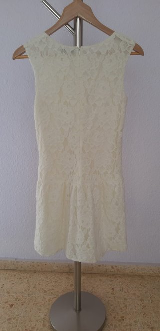 Vestido corto marca MORGAN. Todo de encaje con for