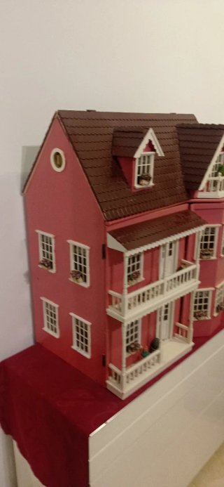 Casa de muñecas con muebles