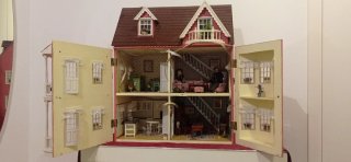 Casa de muñecas con muebles