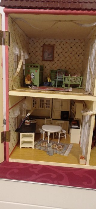 Casa de muñecas con muebles