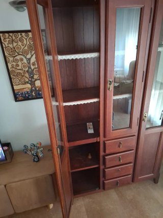 Vitrina de madera y cristal