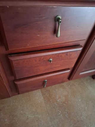 Vitrina de madera y cristal
