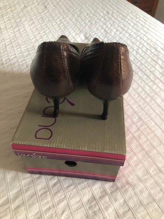 Zapatos de tacón marrones para mujer
