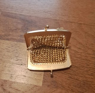 Monedero dorado de malla
