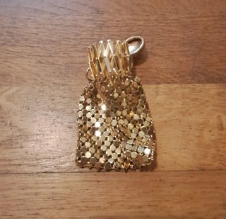Monedero dorado de malla