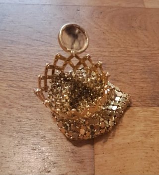 Monedero dorado de malla