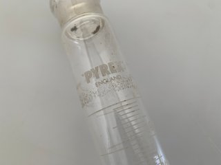Probeta graduata Pyrex in vetro con tappo
