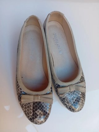 Bailarinas beige y marrón con lazo