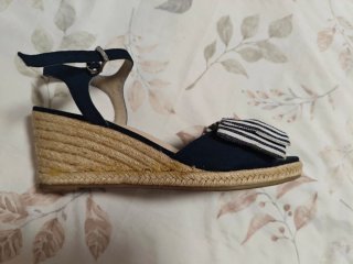 Alpargatas cuña negras y azules con lazo