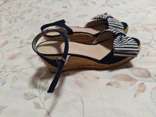Alpargatas cuña negras y azules con lazo