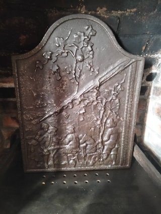 Placa de hierro antigua para chimenea