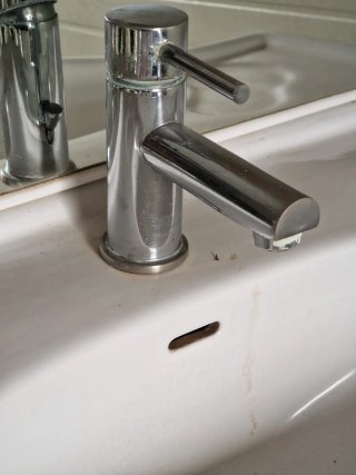 Mueble de baño blanco con lavabo y espejo