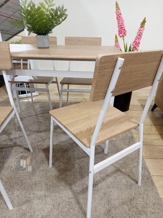 Conjunto de Mesa con 4 Sillas acabado madera