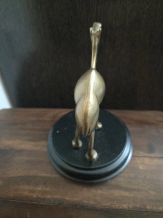 Figura camello bronce peana madera