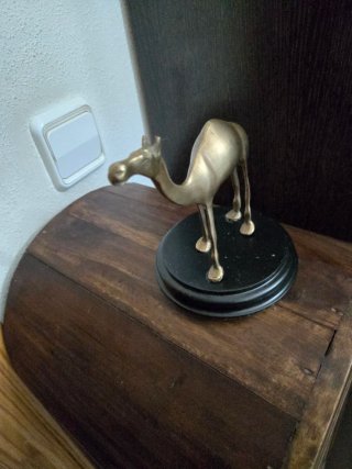 Figura camello bronce peana madera