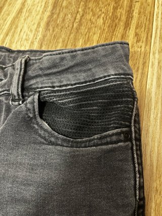 Pantalón vaquero negro roto