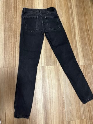 Pantalón vaquero negro roto