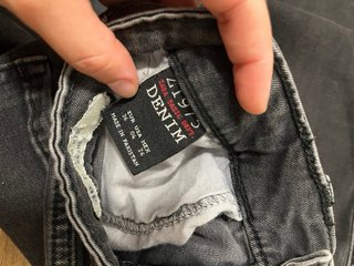 Pantalón vaquero negro roto
