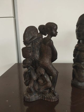 Figuras de ébano talladas a mano