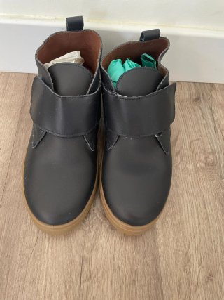 Botines negros con velcro
