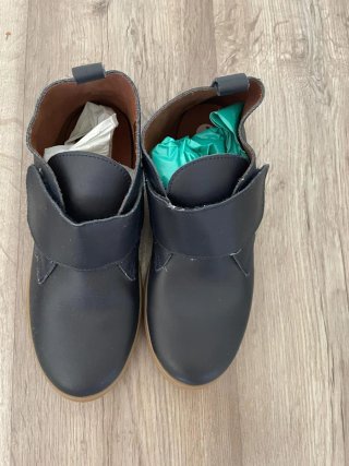 Botines negros con velcro