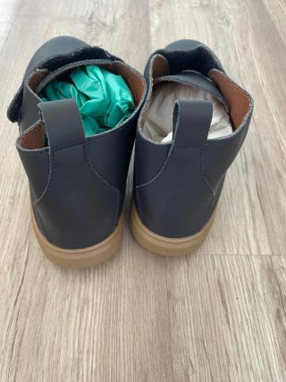 Botines negros con velcro