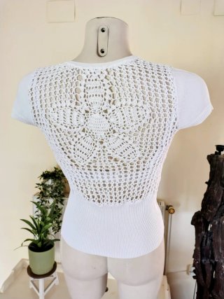 Camiseta blanca algodón espalda crochet