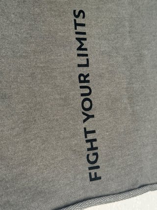 Sudadera deportiva corta con capucha