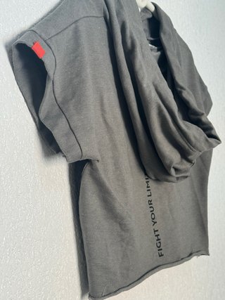 Sudadera deportiva corta con capucha
