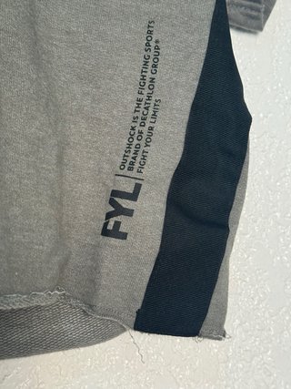 Sudadera deportiva corta con capucha