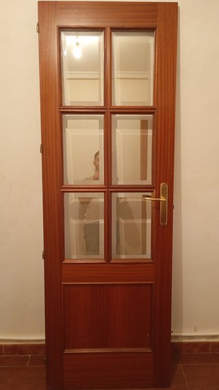 Puerta de madera con cristal