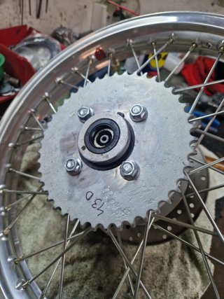 Rueda trasera moto clásica