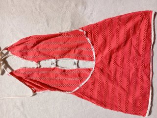 Vestido de playa rojo y blanco