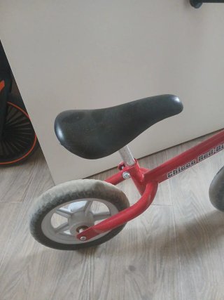 Bici de equilibrio roja para niños