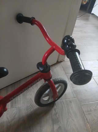 Bici de equilibrio roja para niños