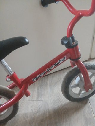 Bici de equilibrio roja para niños