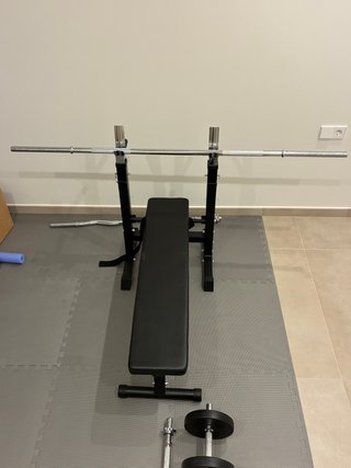 Banco de musculación con pesas