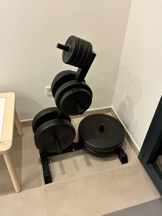 Banco de musculación con pesas