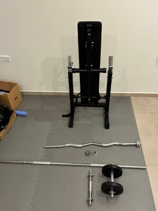 Banco de musculación con pesas